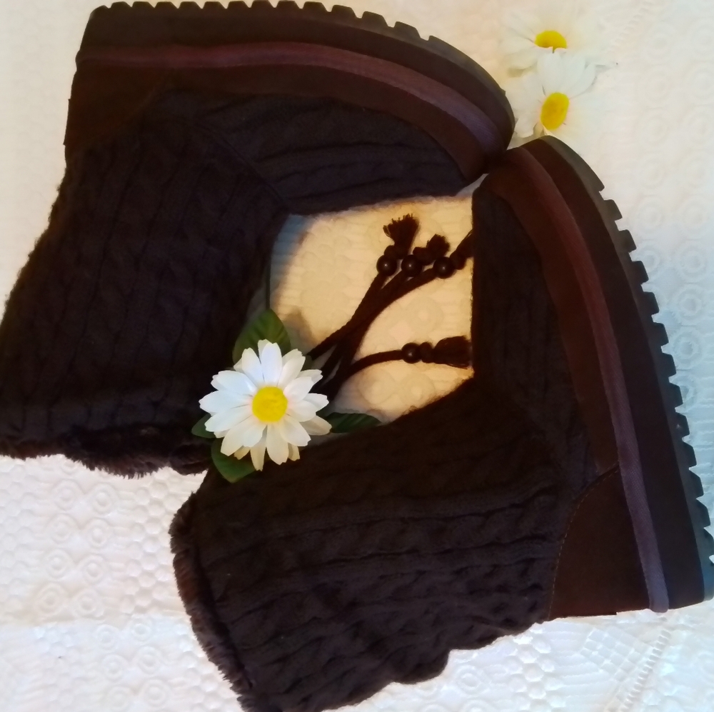 Skechers australia winter boots women  Size:6 color/chocolate.